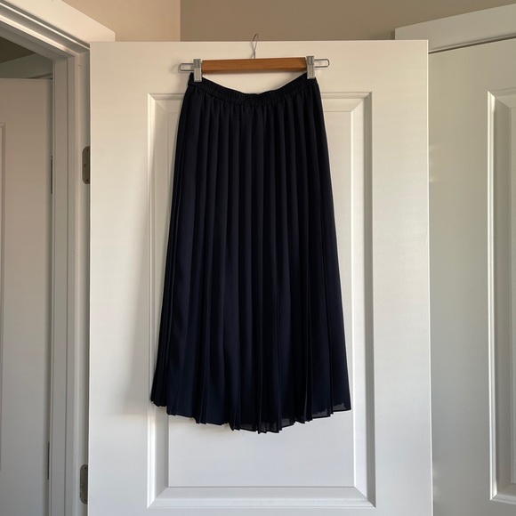 Uniqlo Chiffon Pleated Long Navy - Picture 2 of 4